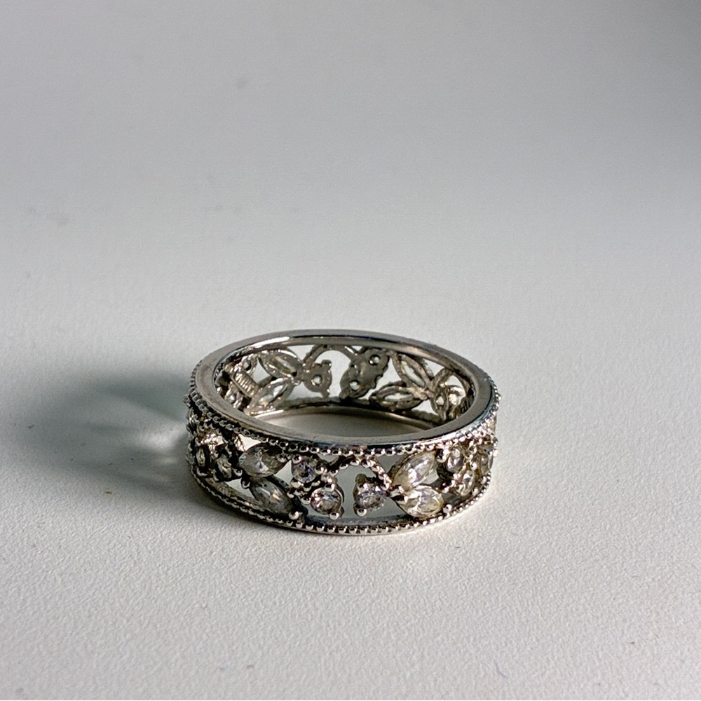 Elegant Sterling Silver Floral Ring - Picture 3 of 4